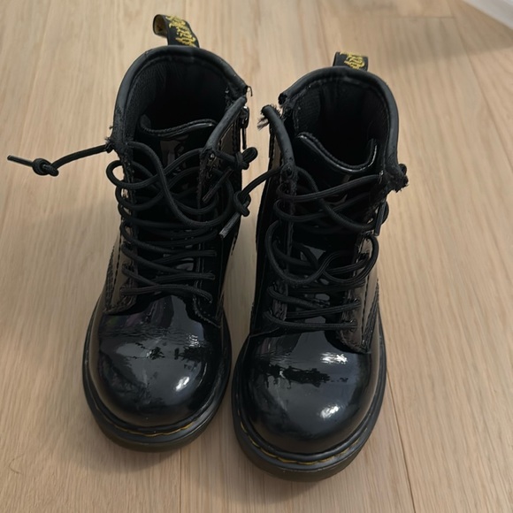 Dr Martens Patent Boots Toddler 9 - Picture 2 of 6